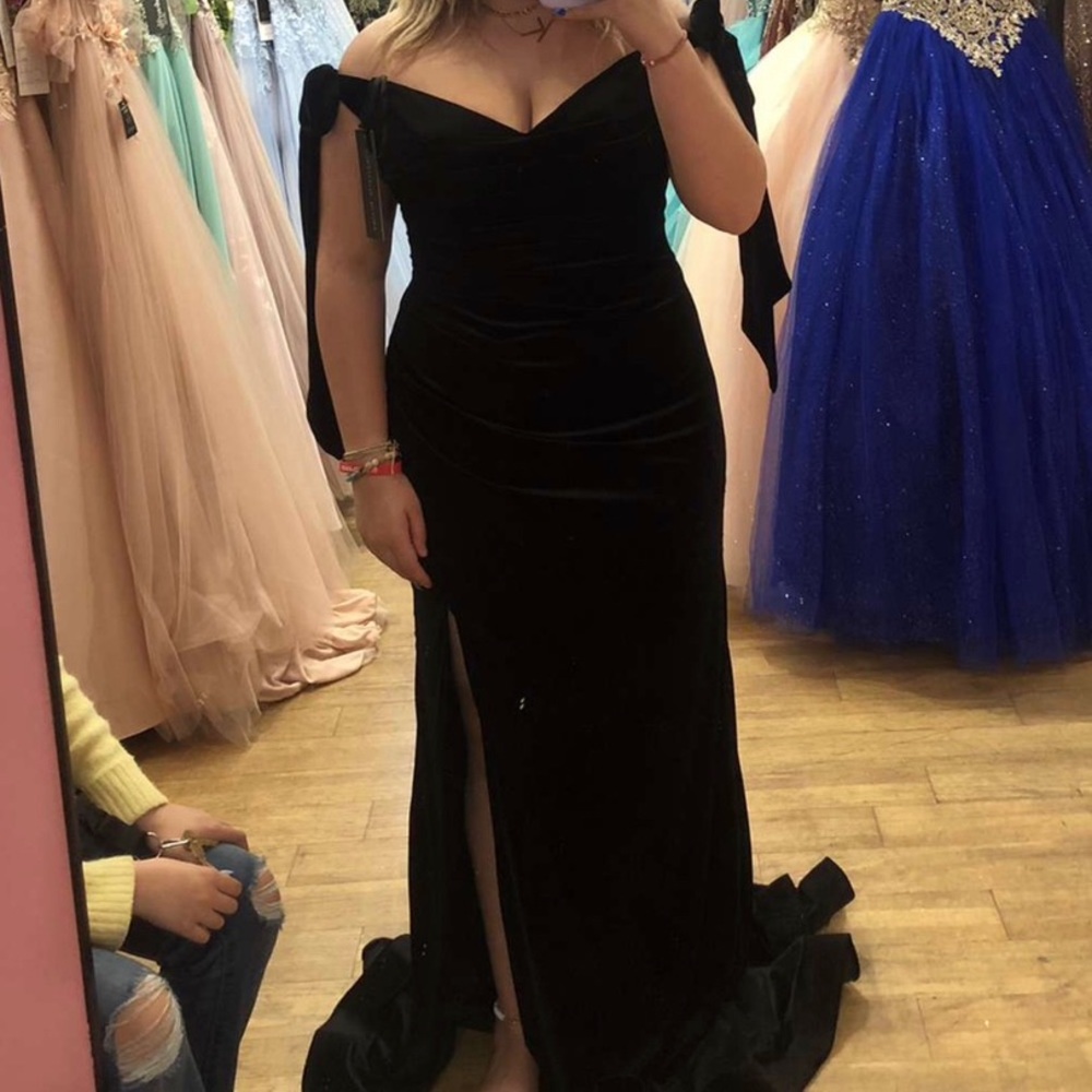 BEAUTIFUL TRUMPET VELVET PROM DRESS
